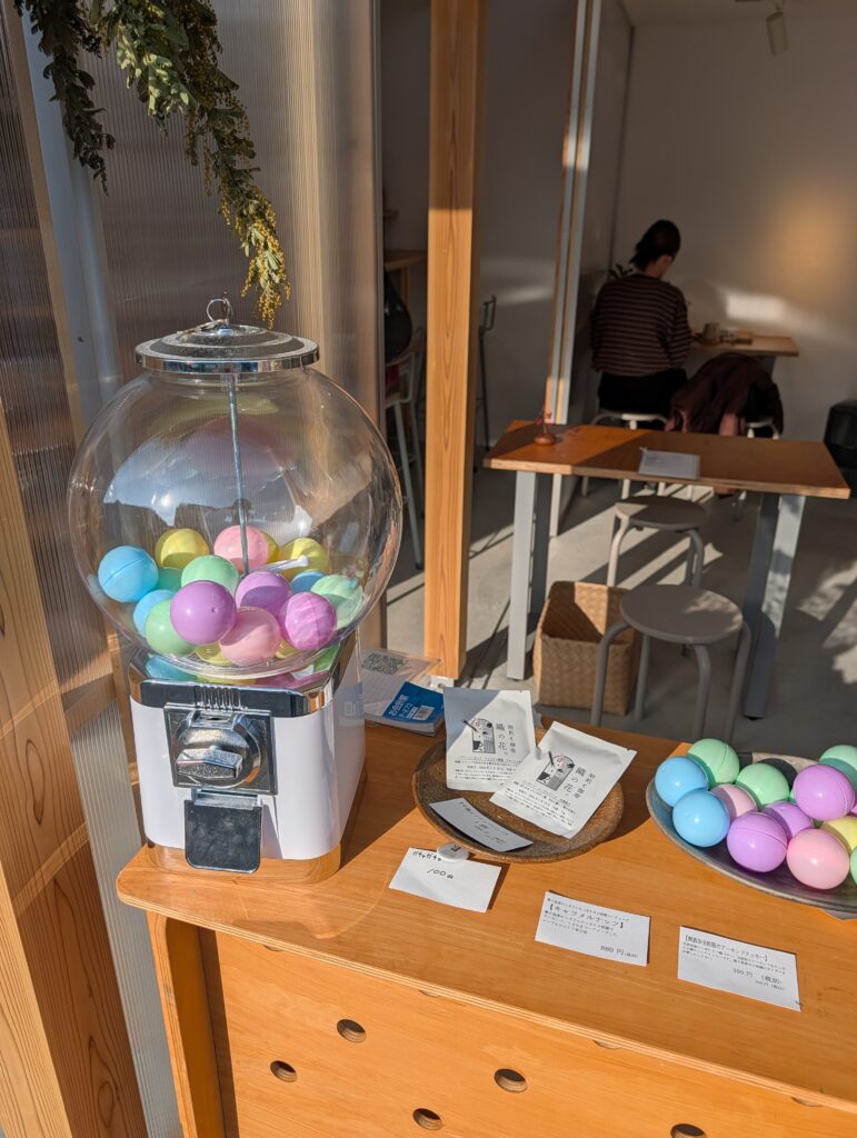 熊取の織の花の実店舗内のガチャガチャ