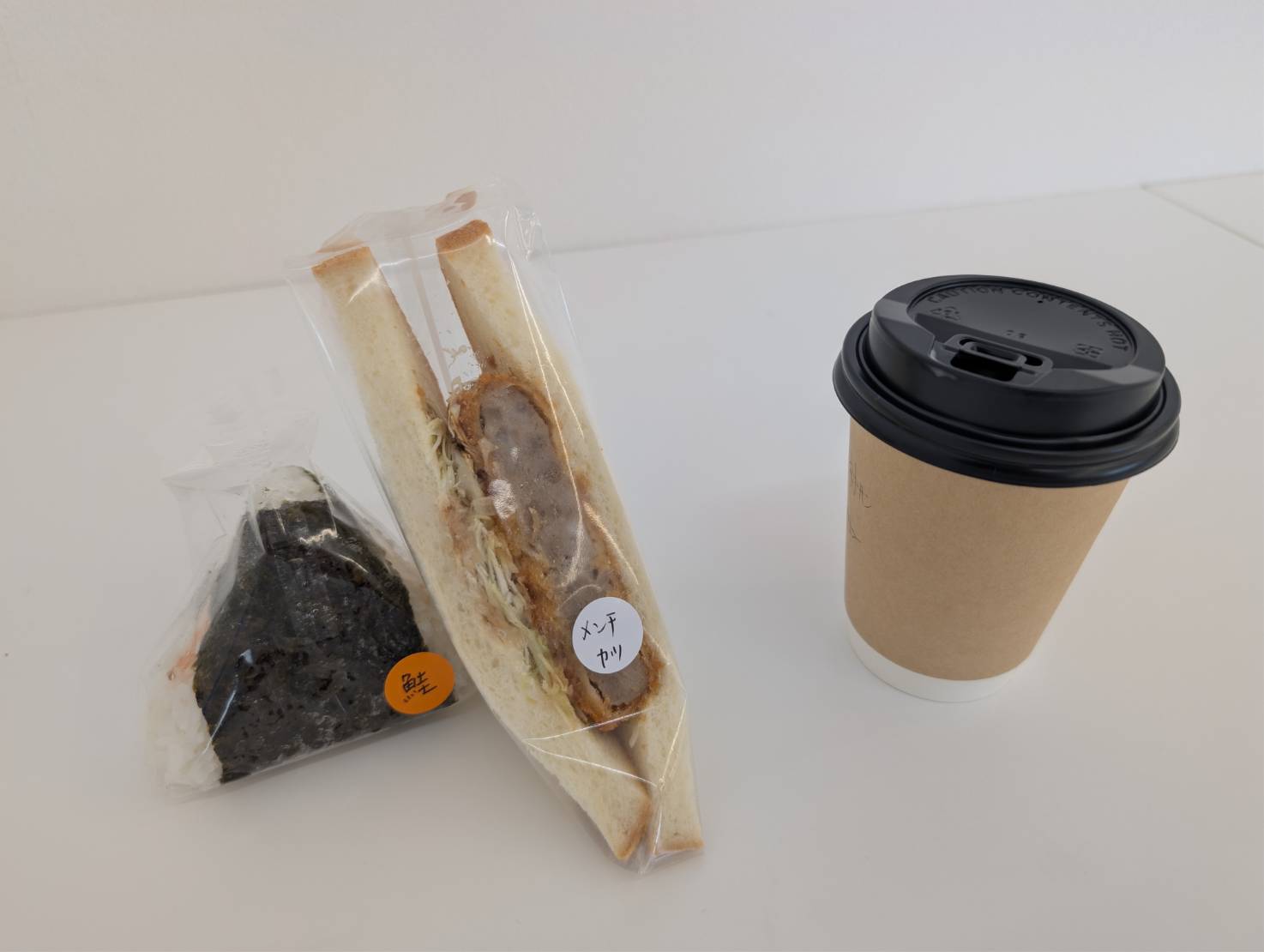 熊取 【PUKUPUKU KITCHEN】の鮭おにぎり・メンチカツサンド・カフェラテ