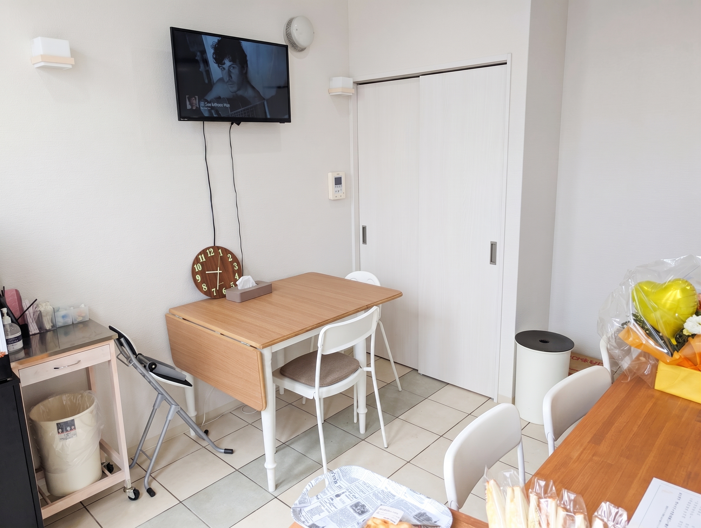 PUKUPUKU KITCHENのイートインスペース。テーブル・椅子・壁掛けテレビが設置されている