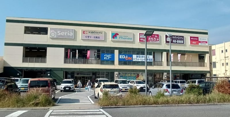 じゃんぼスクエア熊取の外観。万代・EDION・Seriaなどが入居している。